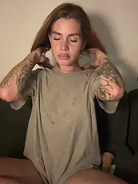 Snapshot of EmiliaCatalina chatting on March 19, 2026, 12:21 am EmiliaCatalina online show from March 19, 2026, 12:21 am