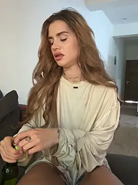 Snapshot of EmiliaCatalina chatting on March 13, 2026, 9:42 pm EmiliaCatalina online show from March 13, 2026, 9:42 pm