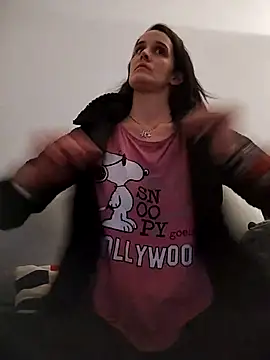 LauraBaby online show from October 5, 2025, 5:47 pm