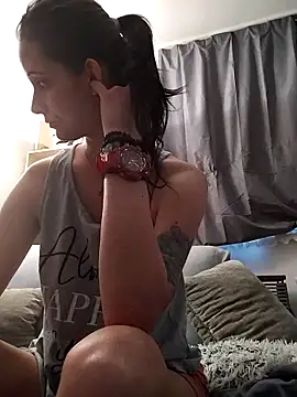 LauraBaby online show from December 1, 2025, 9:10 am