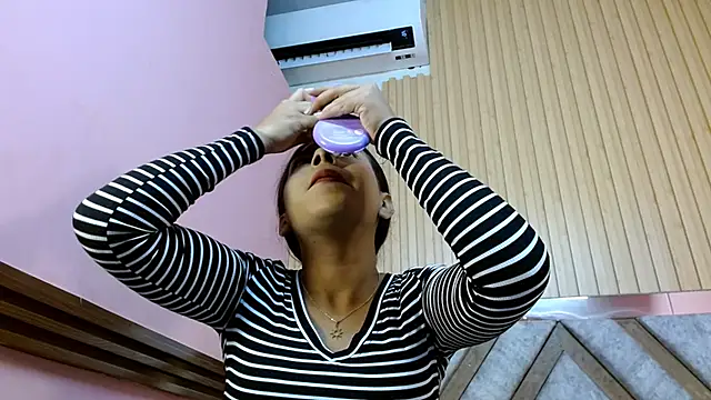 VeronicaRobles online show from October 30, 2025, 9:11 pm