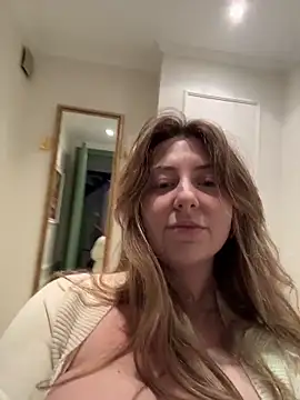 Snapshot of curvyflawless chatting on March 26, 2026, 3:21 pm curvyflawless online show from March 26, 2026, 3:21 pm