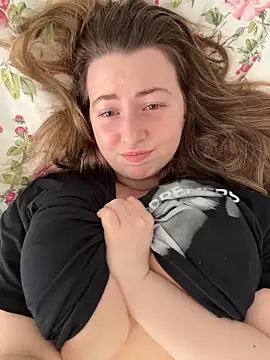 Snapshot of curvyflawless chatting on March 31, 2026, 8:27 am curvyflawless online show from March 31, 2026, 8:27 am