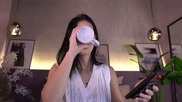 ElleDiane online show from May 7, 2026, 9:40 pm