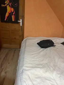 Snapshot of tmona1917 chatting on October 7, 2025, 8:15 am tmona1917 online show from October 7, 2025, 8:15 am