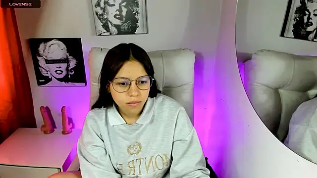 Snapshot of SamanthaRoldaan chatting on April 8, 2026, 2:51 pm SamanthaRoldaan online show from April 8, 2026, 2:51 pm