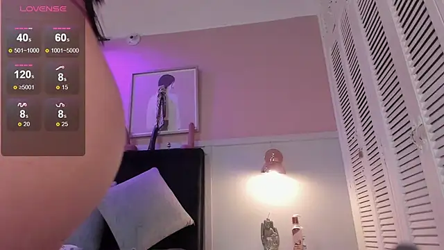 chloe watson  online show from October 31, 2025, 7:54 pm