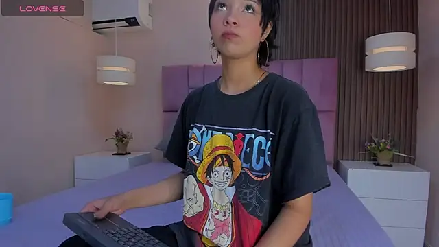 chloe watson  online show from December 5, 2025, 1:32 pm