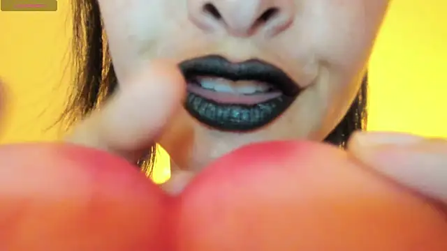 queen fetish online show from November 18, 2025, 10:45 pm