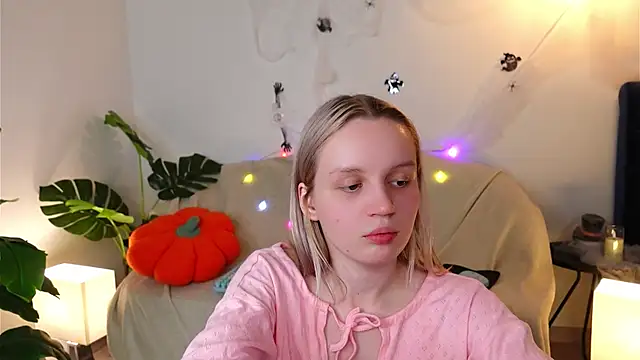 Beatrica Klein online show from October 17, 2025, 3:58 pm