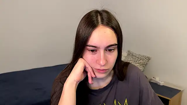 AliceKolltt online show from May 4, 2026, 1:42 am