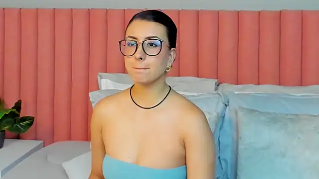 EmaSaenz online show from April 7, 2026, 8:54 pm