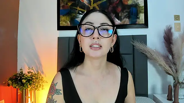 Snapshot of Emilywatsonn chatting on March 25, 2026, 12:11 am Emilywatsonn online show from March 25, 2026, 12:11 am