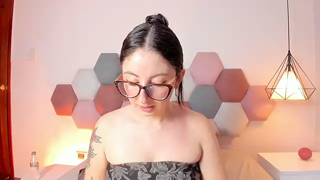 Snapshot of Emilywatsonn chatting on June 26, 2026, 12:27 am Emilywatsonn online show from June 26, 2026, 12:27 am