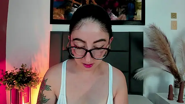 Snapshot of Emilywatsonn chatting on March 14, 2026, 9:10 pm Emilywatsonn online show from March 14, 2026, 9:10 pm