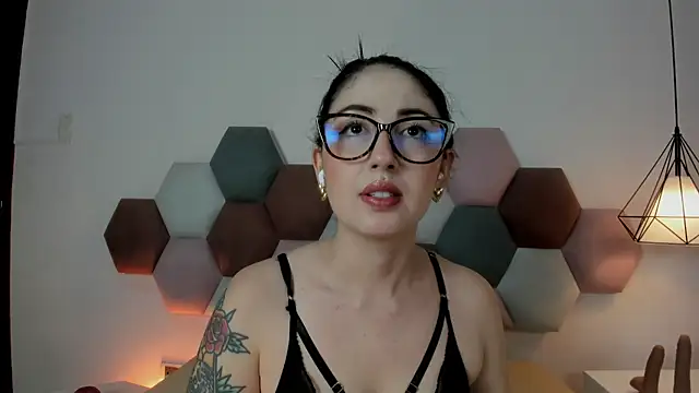 Snapshot of Emilywatsonn chatting on April 1, 2026, 12:24 am Emilywatsonn online show from April 1, 2026, 12:24 am