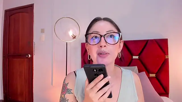Snapshot of Emilywatsonn chatting on July 15, 2026, 8:49 pm Emilywatsonn online show from July 15, 2026, 8:49 pm