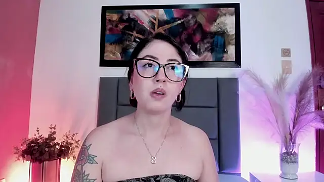 Snapshot of Emilywatsonn chatting on April 9, 2026, 6:19 am Emilywatsonn online show from April 9, 2026, 6:19 am