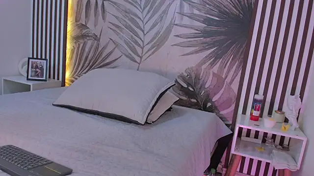 Samaantha-White online show from September 23, 2025, 11:28 am