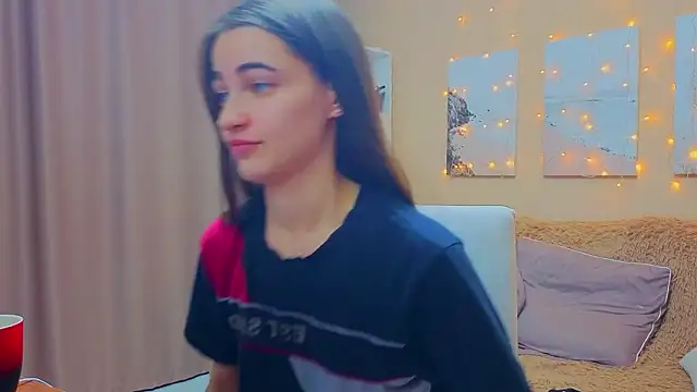 Snapshot of AstoriyaNight chatting on March 8, 2026, 4:21 pm AstoriyaNight online show from March 8, 2026, 4:21 pm