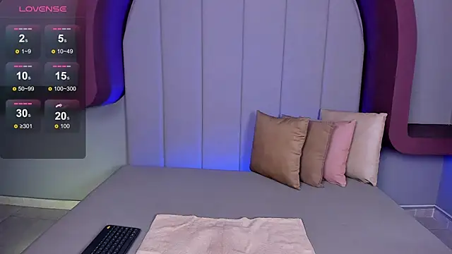 lexiethompson  online show from September 19, 2025, 12:09 pm