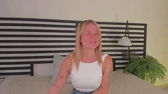 stefanny ruiz  online show from February 17, 2025, 12:49 pm