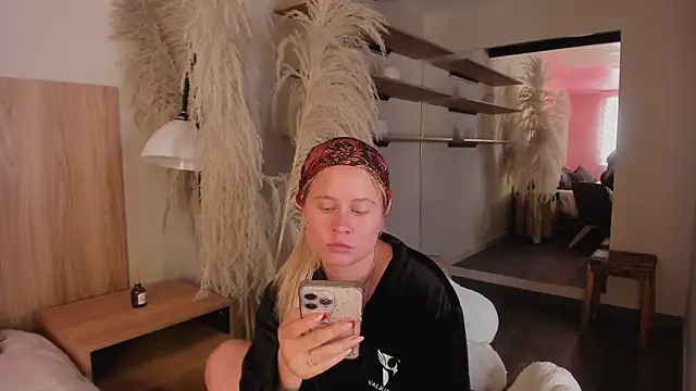 stefanny ruiz  online show from March 1, 2025, 4:33 pm