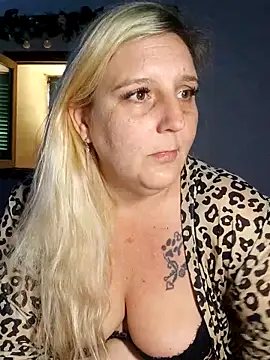 Snapshot of BecciDeluxe chatting on May 19, 2026, 8:32 am BecciDeluxe online show from May 19, 2026, 8:32 am