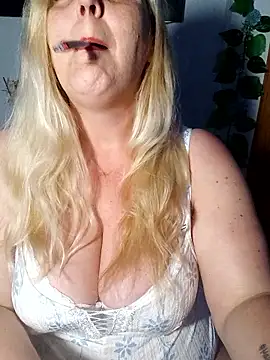Snapshot of BecciDeluxe chatting on April 17, 2026, 10:01 pm BecciDeluxe online show from April 17, 2026, 10:01 pm