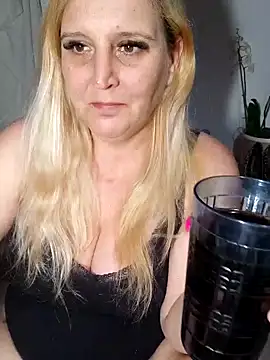 BecciDeluxe online show from March 15, 2026, 2:57 pm