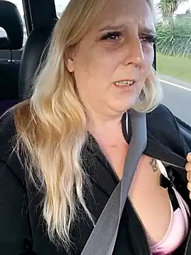 BecciDeluxe online show from January 12, 2026, 3:19 pm