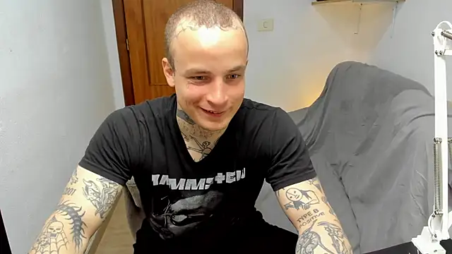 Snapshot of layneinchains chatting on April 16, 2026, 10:49 am layneinchains online show from April 16, 2026, 10:49 am