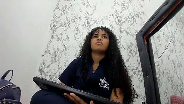 Snapshot of makena18 chatting on October 19, 2025, 1:47 pm makena18 online show from October 19, 2025, 1:47 pm