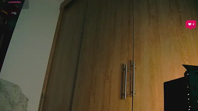 aidaadams online show from October 10, 2025, 10:16 am