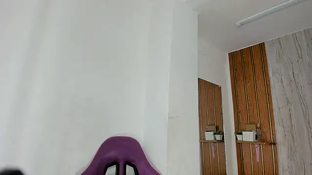 Alika01 online show from November 6, 2025, 1:37 pm