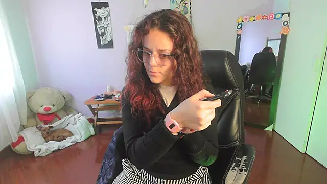 Scarletleon77 online show from February 24, 2025, 5:20 pm