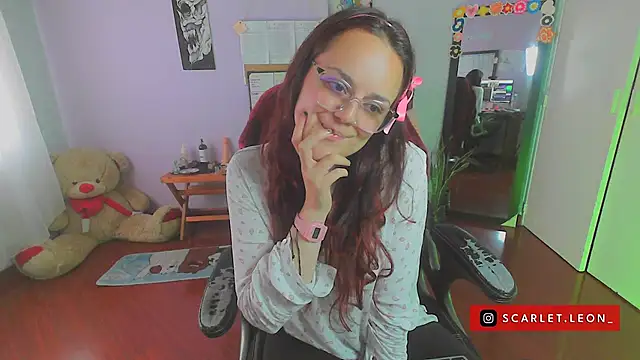 Scarletleon77 online show from February 17, 2025, 6:39 pm