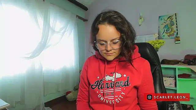 Scarletleon77 online show from February 19, 2025, 7:37 pm