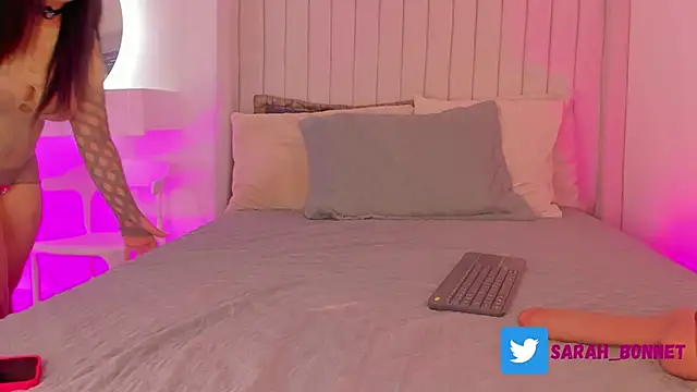 sarah-bonneth online show from December 2, 2025, 11:34 am