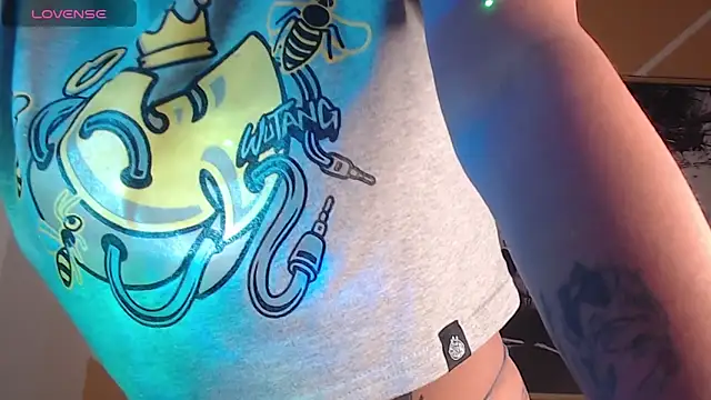 Snapshot of Ey_im_simone chatting on September 28, 2025, 1:07 pm Ey im simone online show from September 28, 2025, 1:07 pm