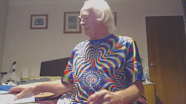 Snapshot of WaverlyKernow chatting on January 17, 2025, 8:56 am WaverlyKernow online show from January 17, 2025, 8:56 am