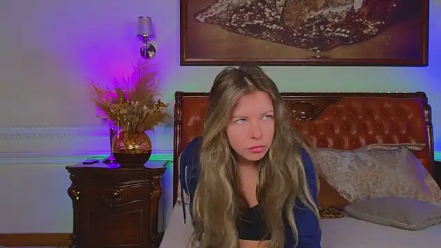 Snapshot of Real_Tini chatting on November 18, 2025, 6:06 am Real Tini online show from November 18, 2025, 6:06 am