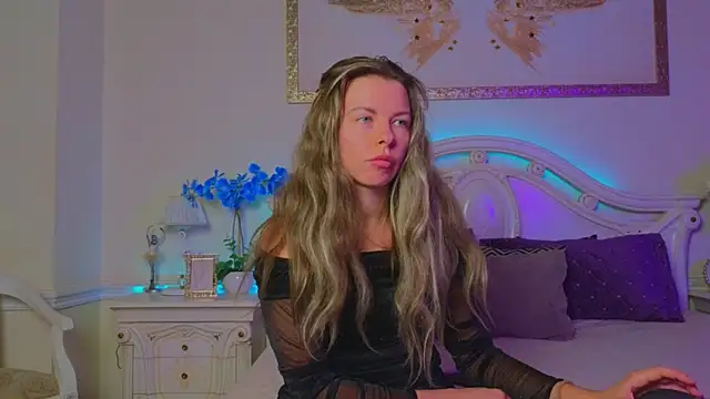 Snapshot of Real_Tini chatting on October 17, 2025, 11:45 am Real Tini online show from October 17, 2025, 11:45 am