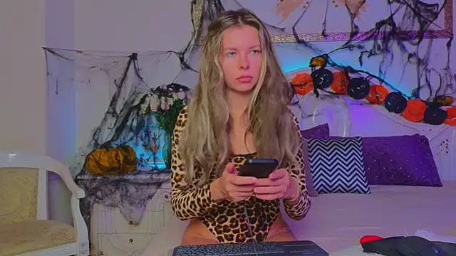 Snapshot of Real_Tini chatting on October 20, 2025, 11:44 am Real Tini online show from October 20, 2025, 11:44 am