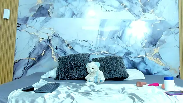 luna hoott online show from December 2, 2025, 1:13 pm