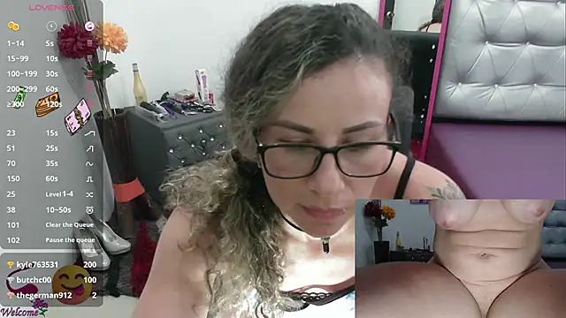 Snapshot of ViickySexy chatting on February 24, 2025, 10:47 pm ViickySexy online show from February 24, 2025, 10:47 pm