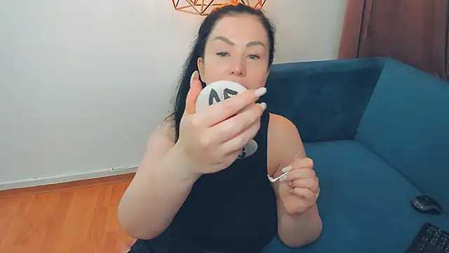 LayaFlow online show from May 10, 2026, 7:56 am