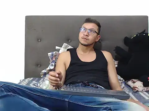 Snapshot of andy_loverxx chatting on February 25, 2026, 12:00 am andy loverxx online show from February 25, 2026, 12:00 am