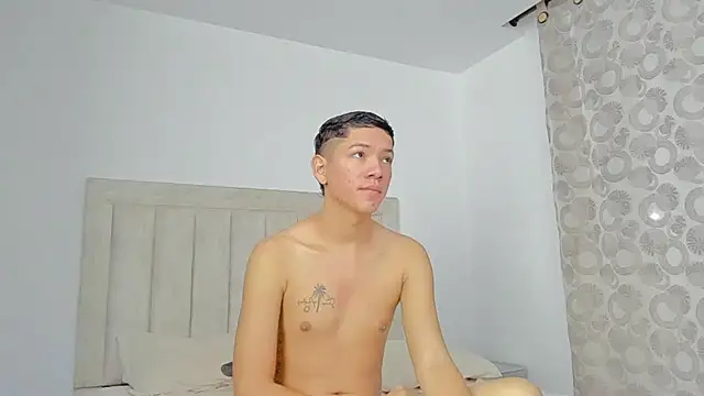 Snapshot of JulianRose_1 chatting on February 25, 2025, 10:48 am JulianRose 1 online show from February 25, 2025, 10:48 am