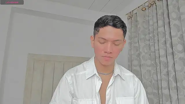 Snapshot of JulianRose_1 chatting on February 14, 2025, 2:33 pm JulianRose 1 online show from February 14, 2025, 2:33 pm
